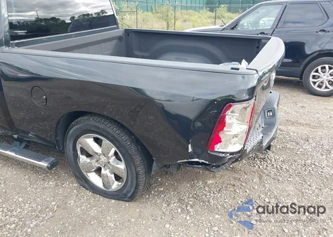 2019 Ram 1500 Classic Express 4X4 6'4 Box z USA, uszkodzony, nr VIN 1C6RR7FG6KS582744